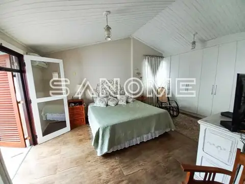 Quarto amplo com cama de casal e guarda-roupas