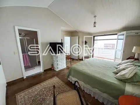 Quarto amplo com cama, guarda-roupa e varanda