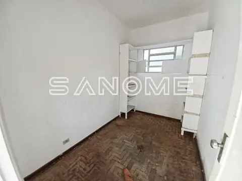 Quarto com piso de madeira e guarda-roupa branco