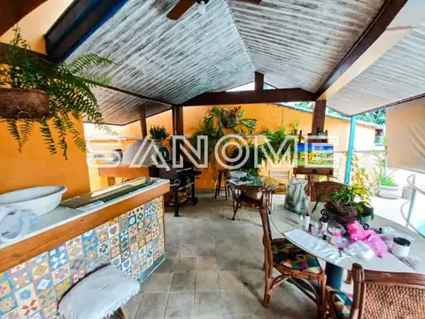 Cozinha com azulejos decorativos e parede laranja
