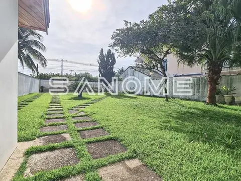 Quintal com gramado e passarela em pedras