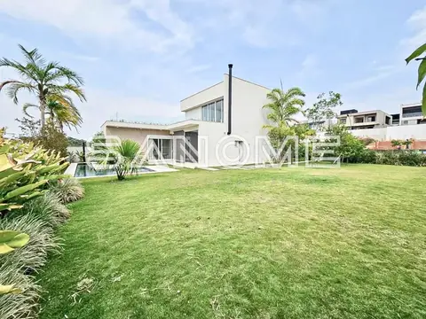 Casa moderna com gramado amplo
