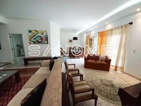 Sala de estar com sofás e móveis de madeira