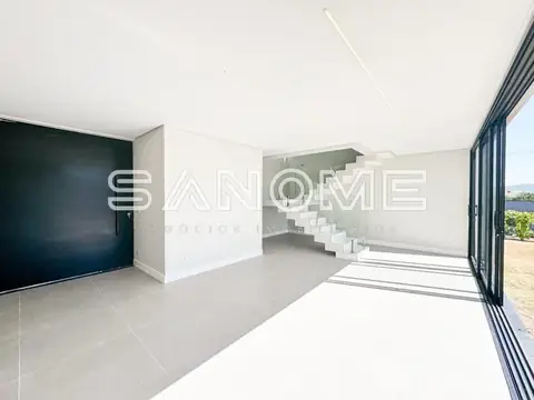 Sala ampla com escada e piso cinzento