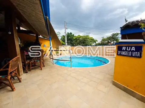 Área de lazer com piscina redonda e cobertura