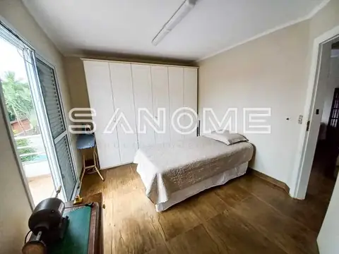 Quarto com cama de casal e guarda-roupa branco