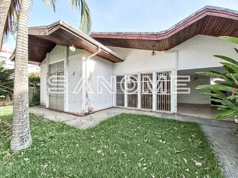 Casa térrea com garagem e fachada branca