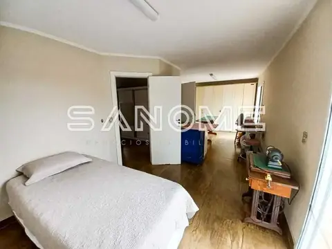 Quarto com cama de casal e guarda-roupa