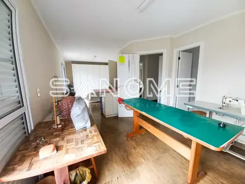 Sala de jogos com mesa de sinuca e bilhar