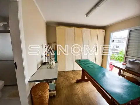 Sala de estar com mesa de bilhar e armários planejados