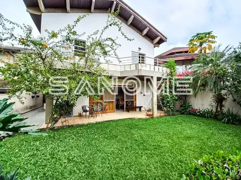Casa com pátio e área verde frontal
