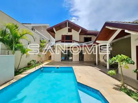 Área externa com piscina e casarão ao fundo