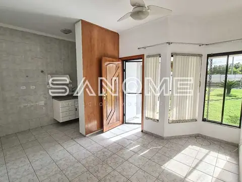 Sala com porta de entrada e janelas amplas