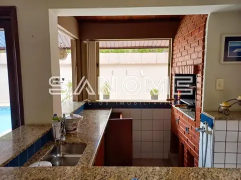 Cozinha com bancada de granito e fogão embutido