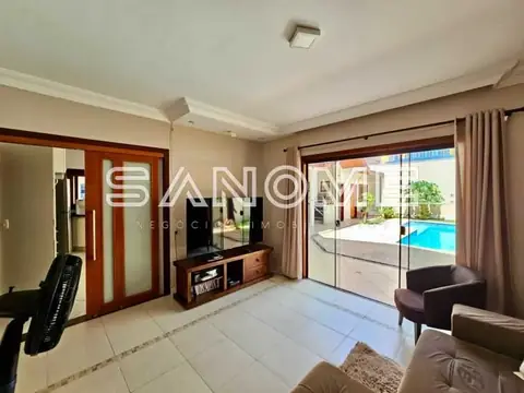 Sala de estar com vista para piscina e área externa