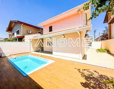 Casa com área externa e piscina pequena