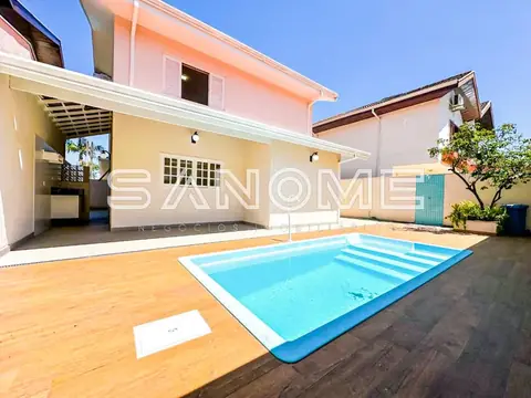 Área externa com piscina e garagem