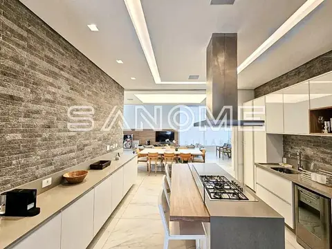 Cozinha planejada com bancada e cooktop integrado