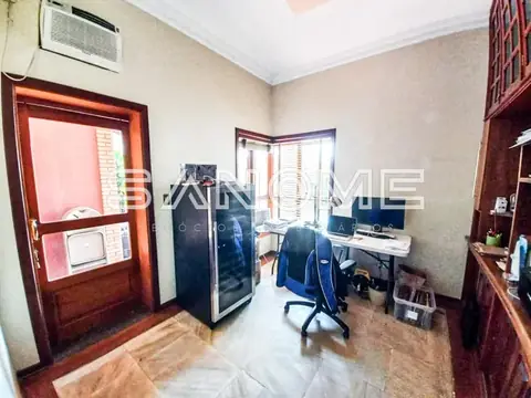 Escritório com mesa, cadeira gamer e armário