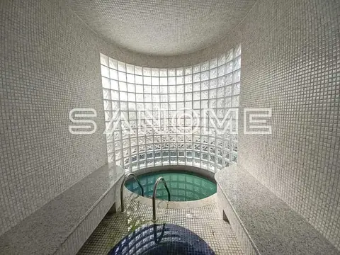 Spa com piscina redonda e claraboias