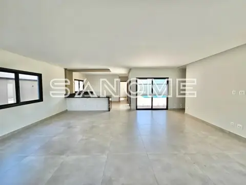 Sala ampla com piso cinzento e portas de vidro