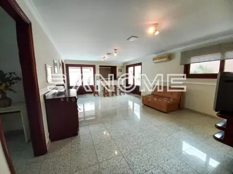 Sala ampla com piso em granito polido e móveis