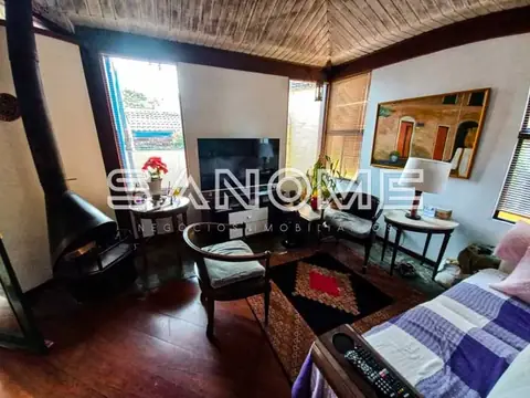 Sala de estar com TV e móveis de madeira