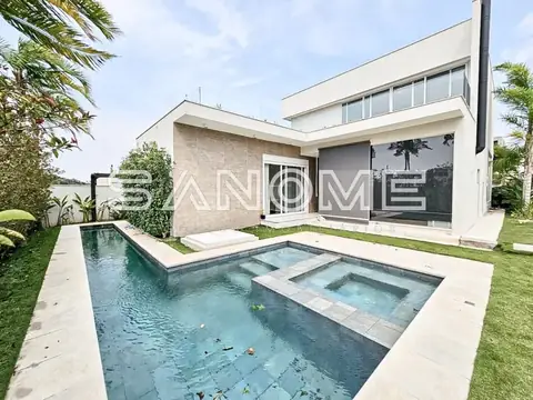 Área externa com piscina e spa