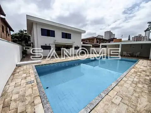 Casa com área externa e piscina vazia