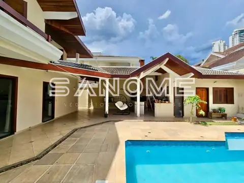 Área externa com piscina e varanda coberta