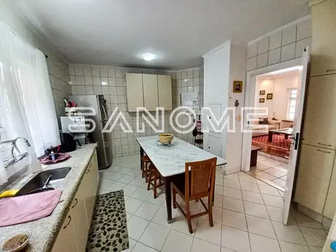 Cozinha com mesa de jantar e armários planejados