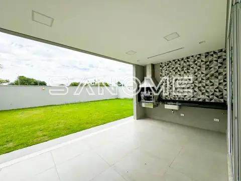 Área externa com piso, parede e vista para gramado