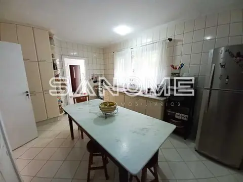 Cozinha com mesa de jantar e bancada