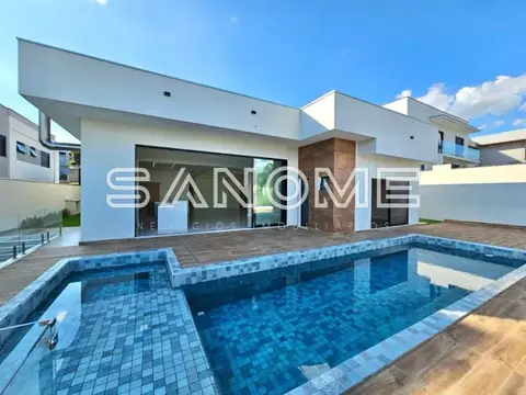 Área externa com piscina e casa moderna