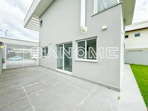 Área externa com piso e acesso à garagem