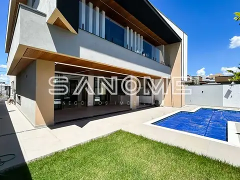 Fachada de casa com garagem e piscina