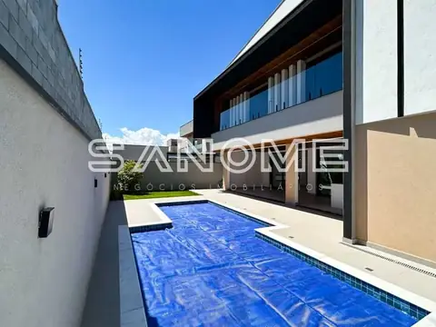 Área externa com piscina e fachada moderna