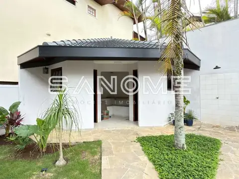 Área externa com porta de entrada e plantas