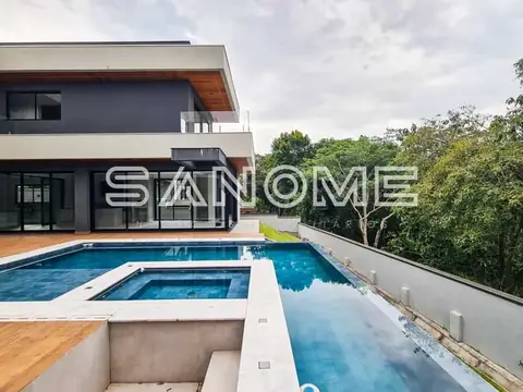 Casa moderna com piscina e área externa