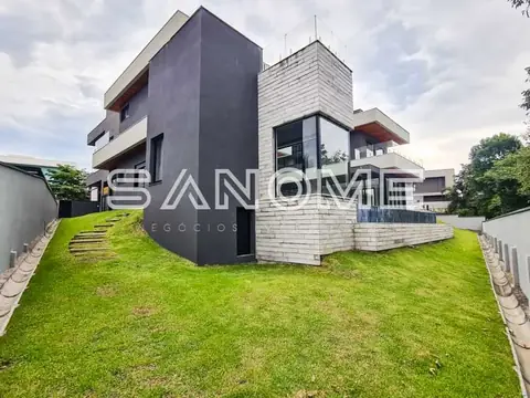 Casa moderna com fachada cinza e gramado frontal