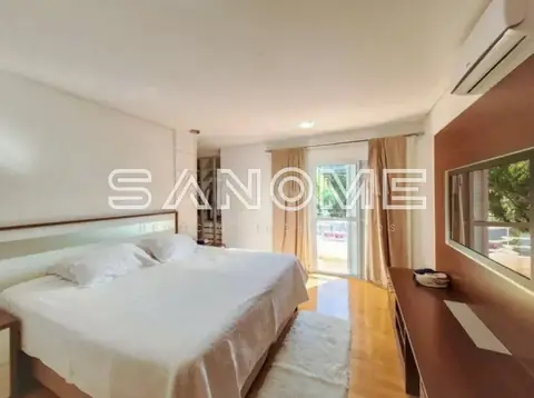 Quarto com cama de casal e varanda integrada