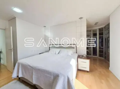 Quarto com cama de casal e closet integrado