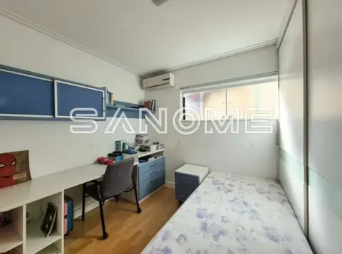 Quarto com cama, mesa de estudo e armários azuis