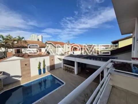 Área externa com piscina e varanda