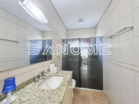 Banheiro com bancada em granito e box