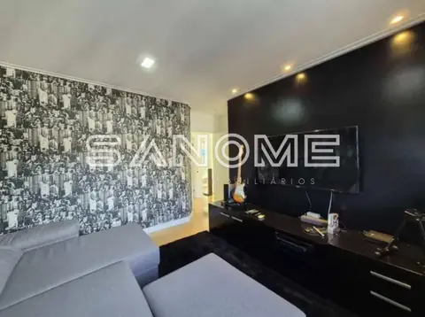 Quarto com cama de casal e painel de TV preto