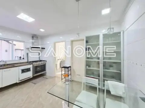 Cozinha planejada com geladeira de duas portas