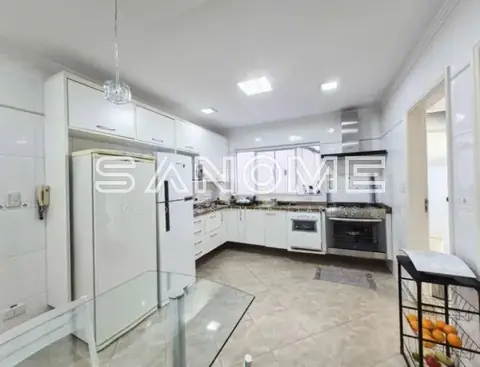Cozinha planejada com bancada e geladeira