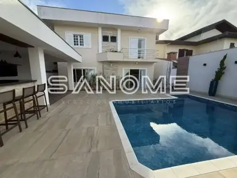 Casa com piscina e área de lazer externa