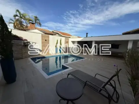Área externa com piscina e deck de madeira